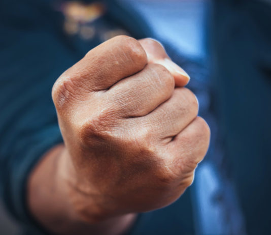 Parte un colpo dalla pistola di un poliziotto aggredito dal vicino