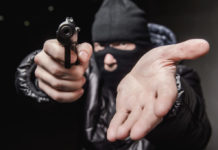 Rapina in armeria, rubate armi e munizioni