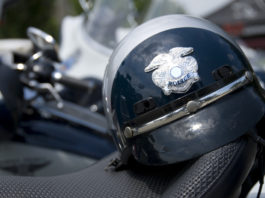 Sbaglia attrezzatura per arma, vicesceriffo ferisce fotoreporter