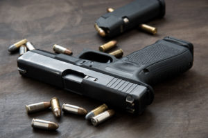 L'Ohio State University ha pubblicato una ricerca che evidenzia come l'approccio alla questione sia condizionato dalla visione di armi nei film.
