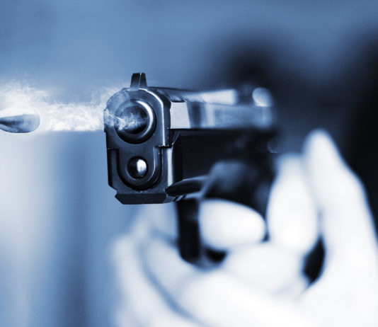 Spari sull’asfalto per una questione di precedenze