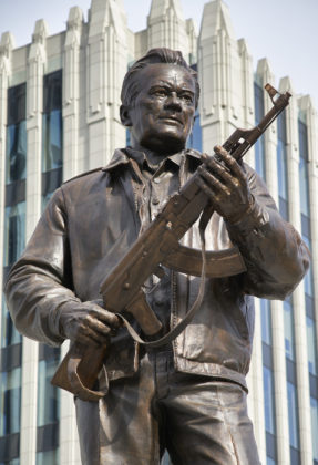 statua a Kalashnikov