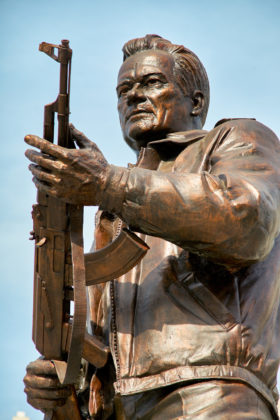 statua a Kalashnikov