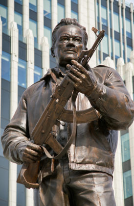 statua a Kalashnikov