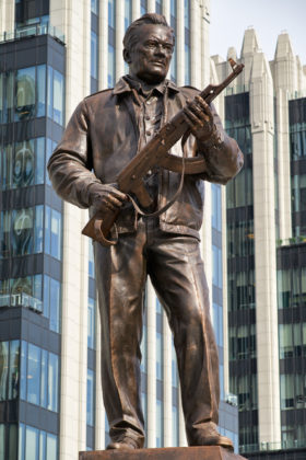 statua a Kalashnikov