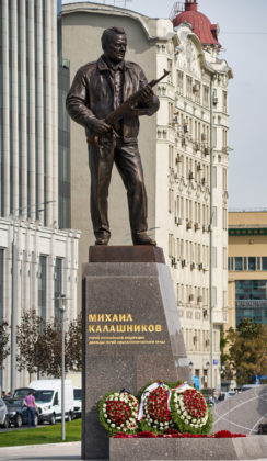 statua a Kalashnikov