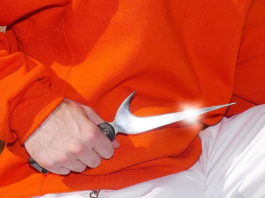 Armi reali dai loghi delle multinazionali, le ultime creazioni di Tom Galle Tom Galle nike hand