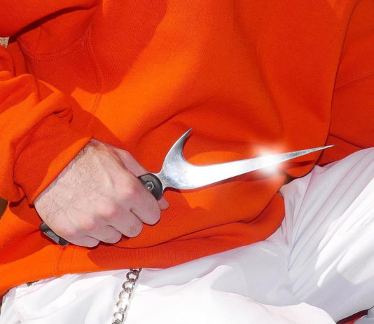 Armi reali dai loghi delle multinazionali, le ultime creazioni di Tom Galle Tom Galle nike hand