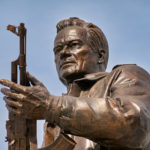Un errore sulla statua a Kalashnikov