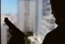 Pensa siano ladri, spara contro ragazzi che avevano perso il pallone