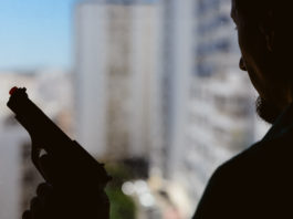 Pensa siano ladri, spara contro ragazzi che avevano perso il pallone