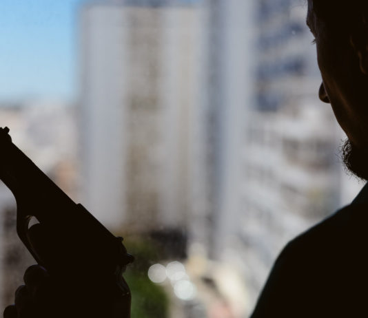 Pensa siano ladri, spara contro ragazzi che avevano perso il pallone