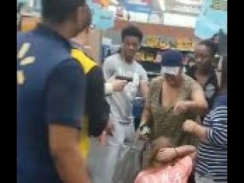 Risolve litigio per ultimo notebook in offerta estraendo la pistola dalla borsa