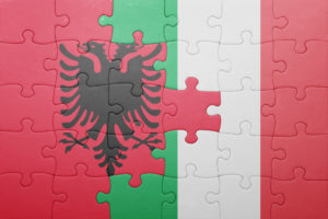 Il governo italiano ha intenzione di cedere gratuitamente all’Albania 5.000 fucili d'assalto Beretta AR 70/90: iniziato l'iter in Commissione.