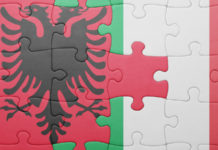 5.000 fucili italiani al di là dell’Adriatico Il governo italiano ha intenzione di cedere gratuitamente all’Albania 5.000 fucili d'assalto Beretta AR 70/90: iniziato l'iter in Commissione.