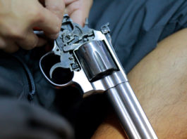 Si ferisce mentre pulisce pistola clandestina e denuncia rapina