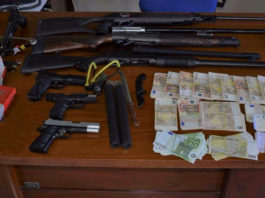 Denuncia acquisto di due armi, la polizia scopre che in camera ha 130 kg di esplosivo