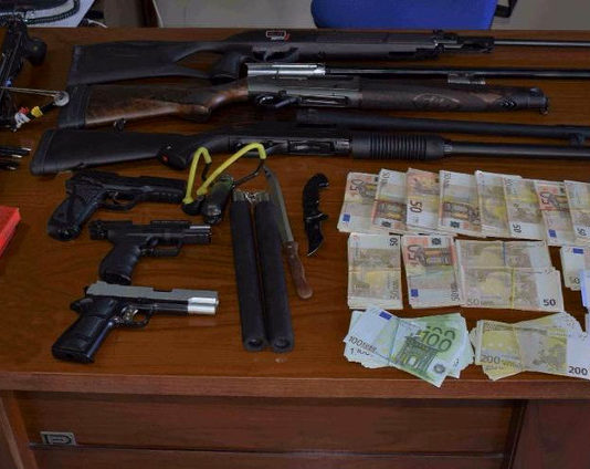 Denuncia acquisto di due armi, la polizia scopre che in camera ha 130 kg di esplosivo