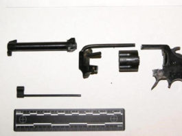 Fa a pezzi revolver e lo getta nella spazzatura Fa a pezzi revolver e lo getta nella spazzatura