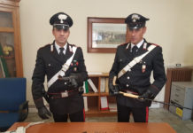 Fa inversione e i carabinieri lo fermano: aveva armi nascoste in macchina Fa inversione e i carabinieri lo fermano aveva armi nascoste in macchina