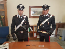 Fa inversione e i carabinieri lo fermano: aveva armi nascoste in macchina Fa inversione e i carabinieri lo fermano aveva armi nascoste in macchina