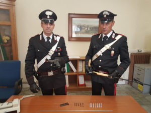 Fa inversione e i carabinieri lo fermano aveva armi nascoste in macchina