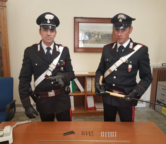 Fa inversione e i carabinieri lo fermano: aveva armi nascoste in macchina Fa inversione e i carabinieri lo fermano aveva armi nascoste in macchina