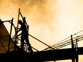 Pensa che siano ladri, spara verso operai edili