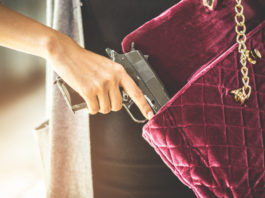 La fidanzata gli rubò la pistola: guardia giurata riottiene il porto d’armi Pistola rubata dalla fidanzata