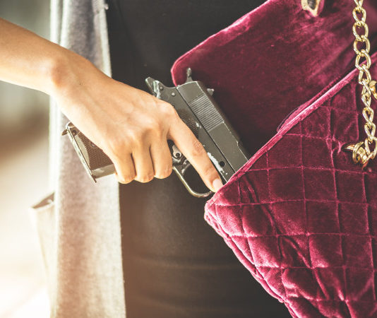 La fidanzata gli rubò la pistola: guardia giurata riottiene il porto d’armi Pistola rubata dalla fidanzata