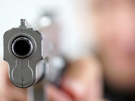 Indagato per omicidio volontario l’avvocato che ha ucciso un ladro Pointing gun