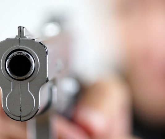 Indagato per omicidio volontario l’avvocato che ha ucciso un ladro Pointing gun