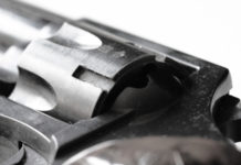 Minacciò suicidio mentre ritiravano armi: no definitivo a guardia giurata Revolver