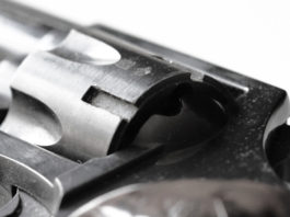 Minacciò suicidio mentre ritiravano armi: no definitivo a guardia giurata Revolver