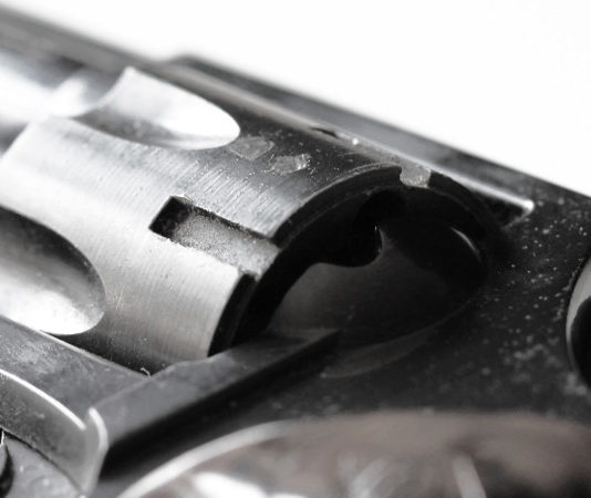 Minacciò suicidio mentre ritiravano armi: no definitivo a guardia giurata Revolver