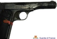 Svuota una cantina, trova arma da collezione. E non la denuncia Svuota una cantina, trova arma da collezione. E non la denuncia