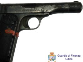 Svuota una cantina, trova arma da collezione. E non la denuncia Svuota una cantina, trova arma da collezione. E non la denuncia