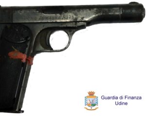 Ha trovato in una cantina una pistola FN Browning M1922 calibro 7,65 del 1922 ma non l'ha comunicato: denunciato "professionista dello sgombero" friulano.