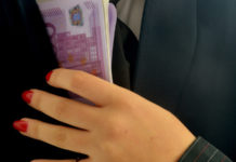 Corruzione per rilascio di licenze, scattano gli arresti cautelari