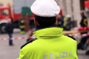 Dopo il ferimento di un’agente di polizia municipale nel corso di una rissa tra egiziani, i vigili di Salerno chiedono le armi.