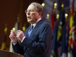 Verso un giro di vite sui bump stock La National Rifle Association, la lobby delle armi americana, ha chiesto all'Atf di valutare se il bump stock rispetti i requisiti di legge.