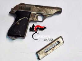 Sequestrata pistola nascosta nel vano ascensore sequestrata pistola nascosta nel vano ascensore