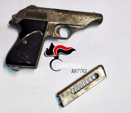 Sequestrata pistola nascosta nel vano ascensore sequestrata pistola nascosta nel vano ascensore