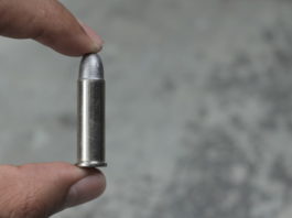 Niente omessa custodia per le munizioni La legge non prevede l'omessa custodia di munizioni, ma solo di armi ed esplosivi: lo ha ribadito una sentenza della prima sezione penale della Cassazione.