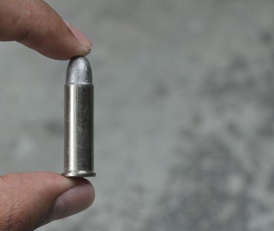 Niente omessa custodia per le munizioni La legge non prevede l'omessa custodia di munizioni, ma solo di armi ed esplosivi: lo ha ribadito una sentenza della prima sezione penale della Cassazione.