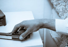 Fausto Leali: «Per difendersi ci vogliono le armi» Gun bedside table