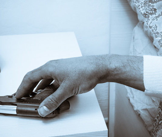 Fausto Leali: «Per difendersi ci vogliono le armi» Gun bedside table