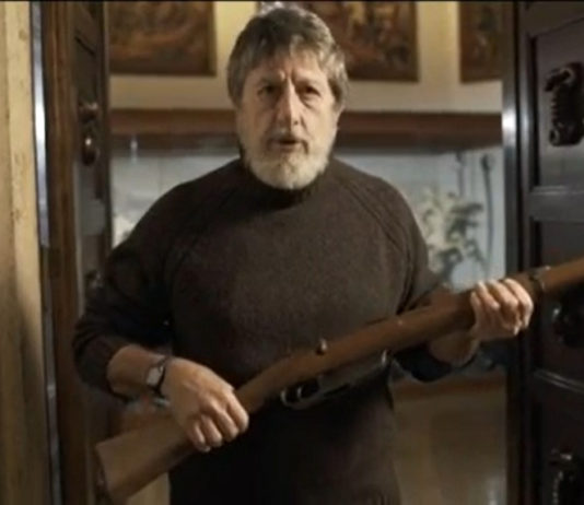 Il Carcano 91/38 nel trailer della puntata di Atlantide dedicata ai Kennedy Andrea Purgatori ha in mano un Carcano 91/38 nel trailer della puntata di Atlantide (La7, 15 novembre ore 21.10) dedicata ai Kennedy.