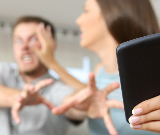 Niente armi al marito geloso Jealous husband