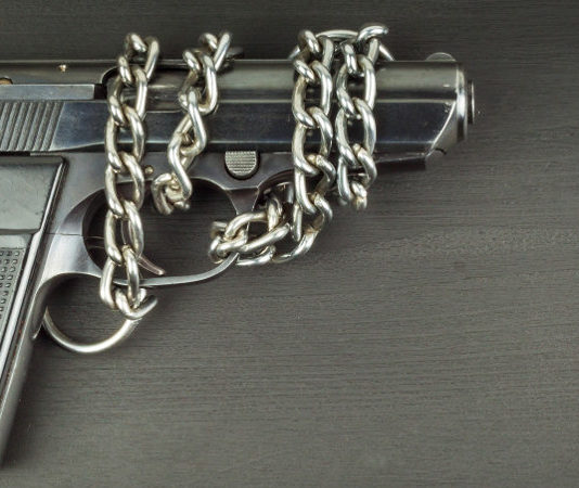 Smantellare la Direttiva Armi, la Repubblica Ceca fa sul serio Locked gun